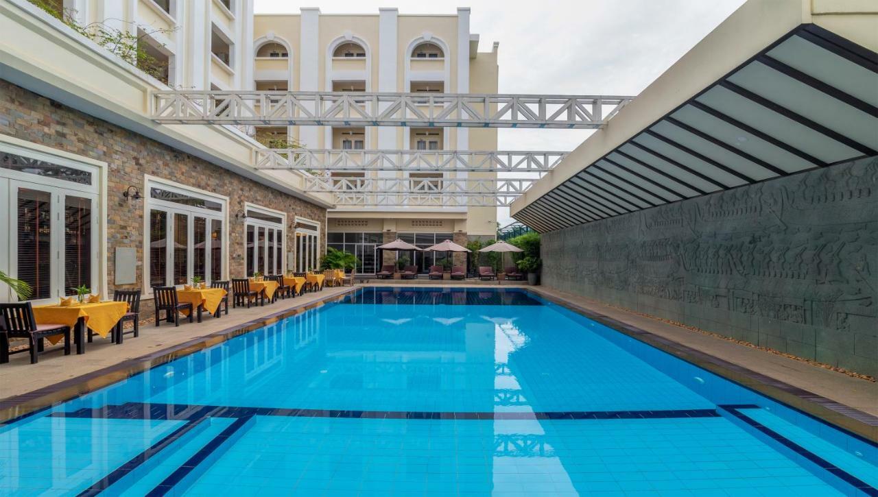 Hotel De La Renaissance Siem Reap Exterior foto